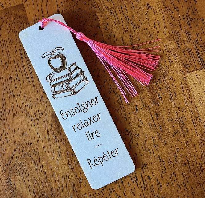 Cadeau pour enseignant(e) - Signet en bois: Enseigner, relaxer, lire, répéter.